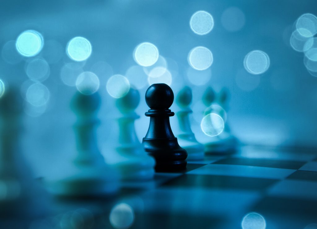 Schachbrett mit einer schwarzen Spielfigur