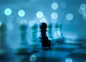 Schachbrett mit einer schwarzen Spielfigur